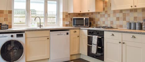 Kühlschrank, Ofen, Geschirrspüler, Hochstuhl