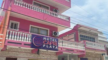 Vista frontal de la propiedad