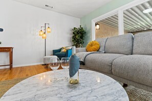 Smart-TV, peis, bøker og stereoanlegg