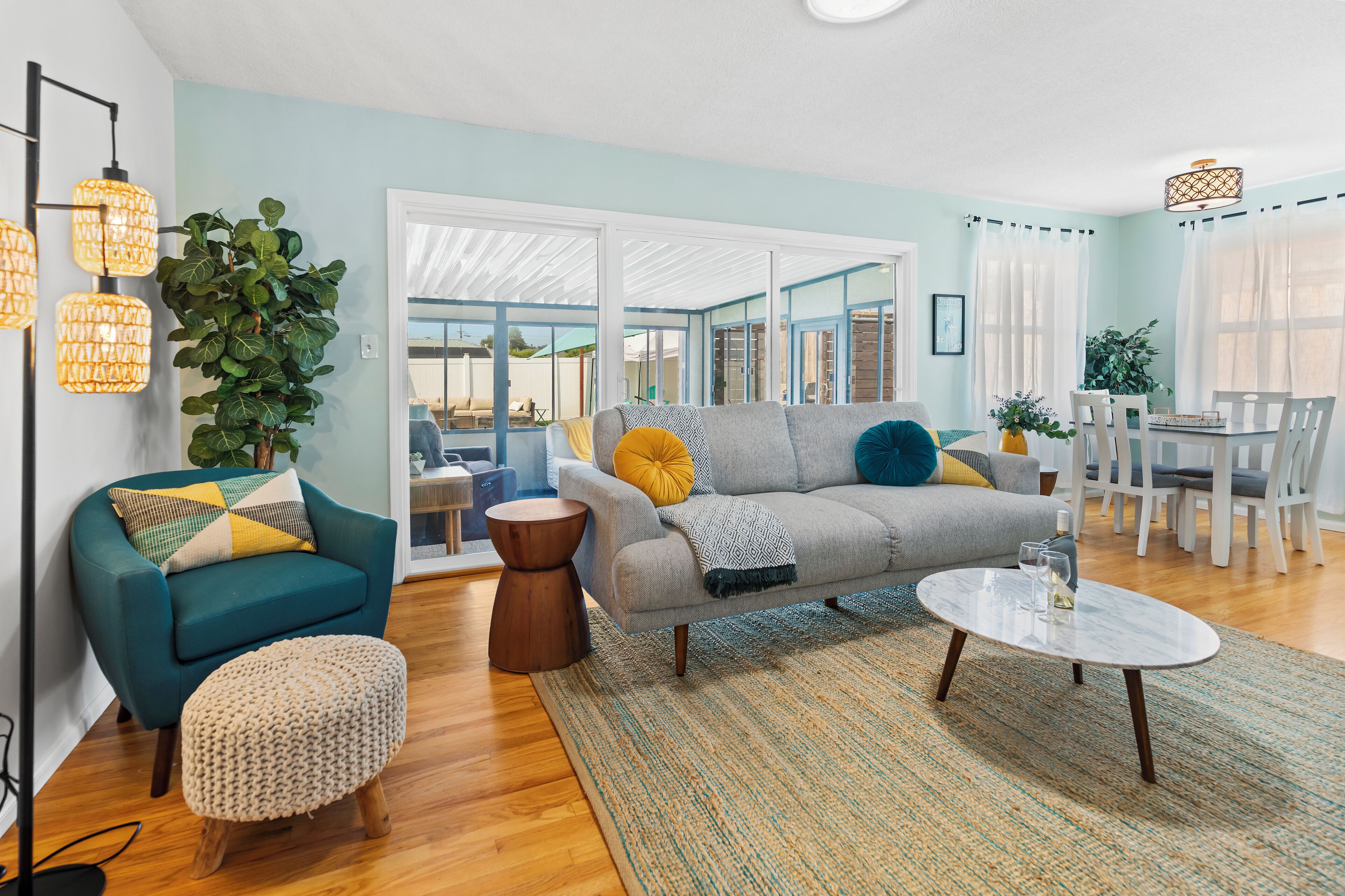 Smart TV, fireplace, books, stereo