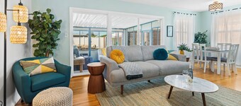 3 bedroom Central Escape - Hot Tub, Fire Pit & newly renovated sunny back yard