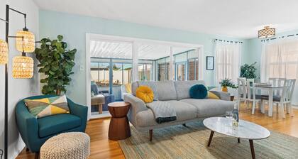 3 bedroom Central Escape - Hot Tub, Fire Pit & newly renovated sunny back yard