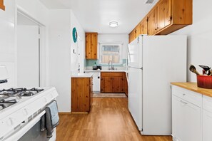 Kjøleskap, mikrobølgeovn, ovn og kokeplater