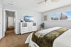 3 soverom, skrivebord, strykejern/-brett og reiseseng for barn