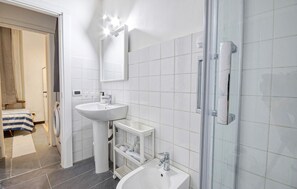 Douche, sèche-cheveux