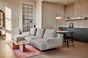 TV - Archway Hotel & Residences (Philadelphia)