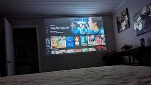 Un'anteprima dell'interfaccia di un servizio di streaming con diverse serie TV e film.