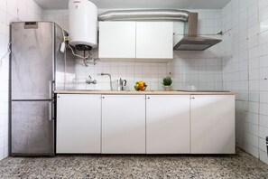 Réfrigérateur, micro-ondes, four, cafetière/bouilloire