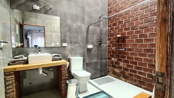 Comfort Double Room | Bathroom | Shower, towels, soap, shampoo