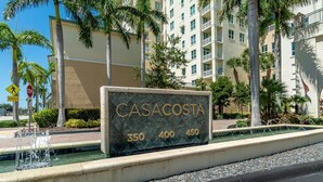 A sign for 'CASACOSTA' with numbers 350, 400, 450, and a pedestrian crossing sign.