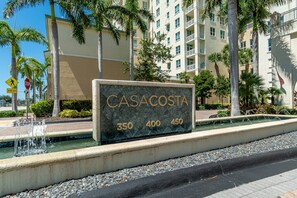 Placa de 'CASACOSTA' com os números 350, 400 e 450, e um sinal de passagem de pedestres.