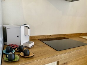 Geladeira, fogão, cafeteira/chaleira