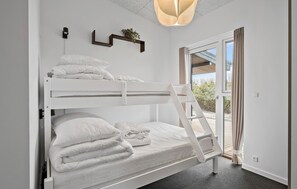 4 bedrooms, travel crib, free WiFi