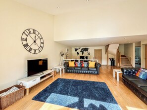 TV - 4 bedroom accommodation in Dulcote, Wells (Dulcote, Wells)