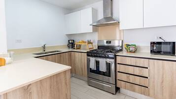 Mikrowelle, Ofen, Wasserkocher mit Kaffee-/Teezubehör, Toaster