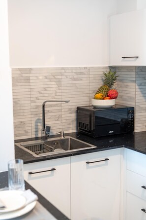 Refrigerador, microondas, placa de cocina, cafetera/tetera