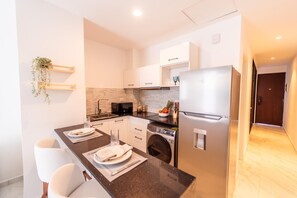 Refrigerador, microondas, placa de cocina, cafetera/tetera