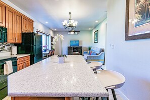 Réfrigérateur, four à micro-ondes, un four, surface de cuisson