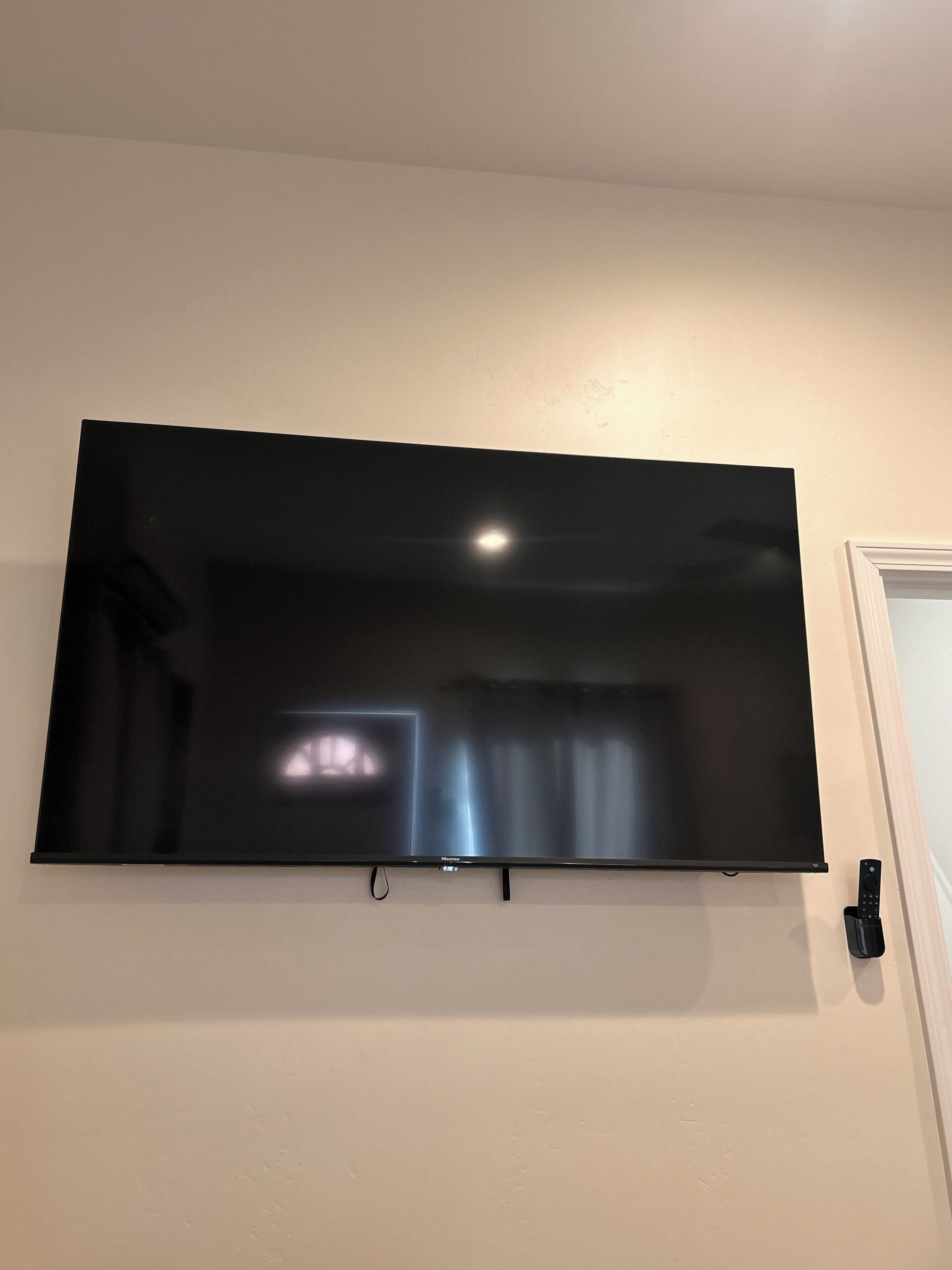 Un téléviseur à écran plat fixé au mur.