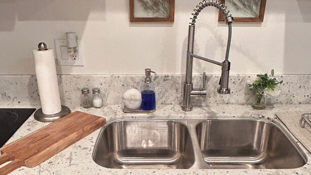 Coffee/tea maker, fridge, microwave, stovetop - Cozy, private full Guesthouse in Bakersfield, CA (Bakersfield)