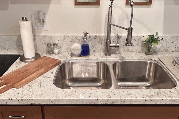 Réfrigérateur, micro-ondes, plaque de cuisson, cafetière/bouilloire