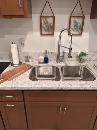 Fridge, microwave, stovetop, coffee/tea maker. Cozy, private full Guesthouse in Bakersfield, CA