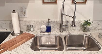 Cozy, private full Guesthouse in Bakersfield, CA