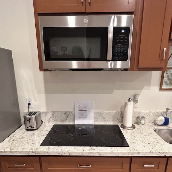 Fridge, microwave, stovetop, coffee/tea maker