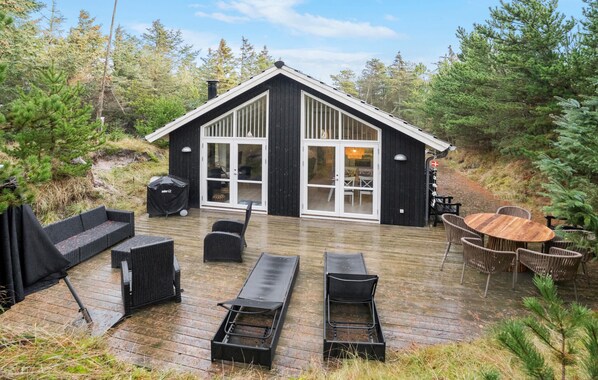 Outdoor dining - Beautiful home in Blokhus with sauna (Blokhus)