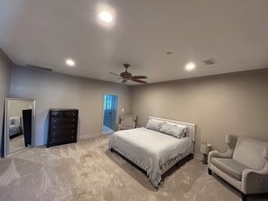9 habitaciones, tabla de planchar con plancha, wifi y ropa de cama 