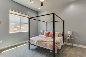 4 Schlafzimmer, Reisekinderbett, WLAN, Bettwäsche