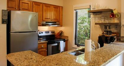 Upscale Wintergreen Getaway. Golf View Deck, Pool, and Modern Comforts