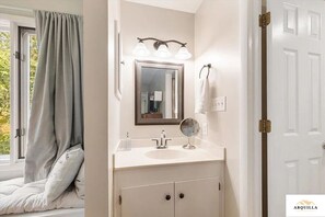 Secadora de cabello, toallas, jabón, shampoo