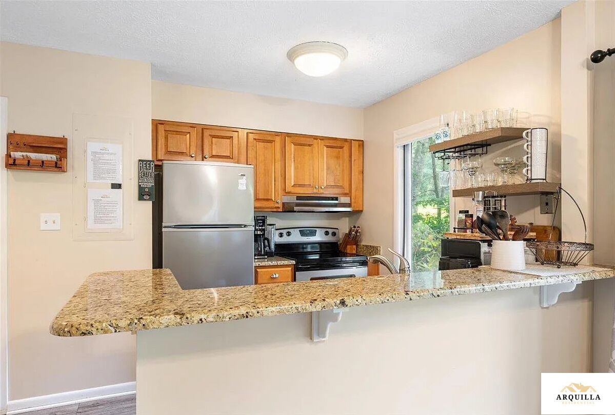 Kylskåp, mikrovågsugn, ugn och spishäll