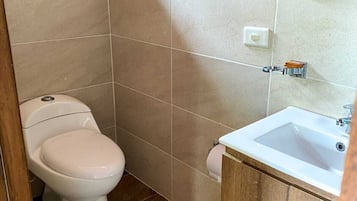 Ducha, toallas, jabón y papel higiénico