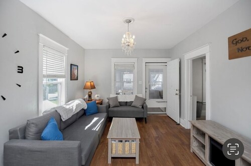 Blue Bungalow with 2 bedrooms, WiFi, AC in peaceful South Bend