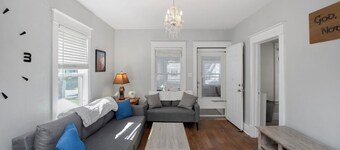 Blue Bungalow with 2 bedrooms, WiFi, AC in peaceful South Bend