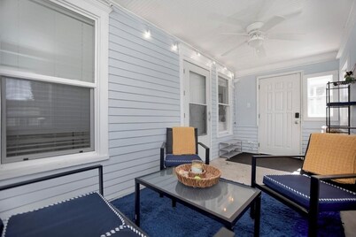 Blue Bungalow with 2 bedrooms, WiFi, AC in peaceful South Bend