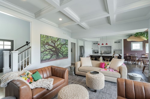 Luxury Stay/ Theater / No step entry/ Dogs Welcome