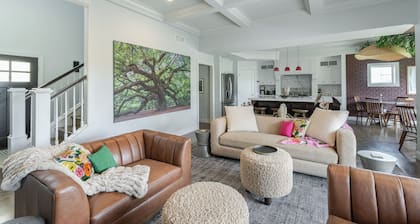 Luxury Stay/ Theater / No step entry/ Dogs Welcome