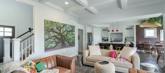 Luxury Stay/ Theater / No step entry/ Dogs Welcome