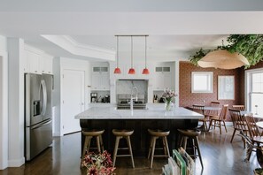 Kjøleskap, mikrobølgeovn, kokeplater og kaffetrakter/tekoker