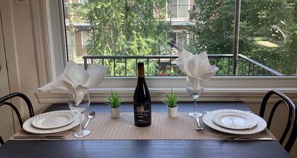 Bright cosy apartment short walk to metro green line near Olympic Village