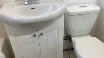 Secadora de cabello, toallas, jabón