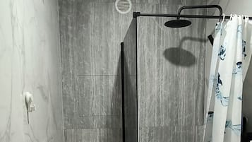 Een bidet, handdoeken, zeep, shampoo