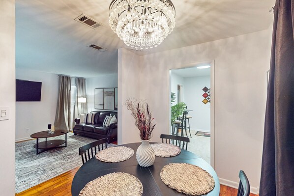 Interior - Charming private home, centrally located, with WiFi & washer/dryer (Savannah)