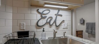 Jelinek Hideaway Unit 2 - Modern 2BR Apartment