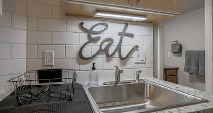 Jelinek Hideaway Unit 2 - Modern 2BR Apartment