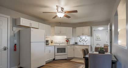 Jelinek Hideaway Unit 2 - Modern 2BR Apartment Near Aspirus & Downtown Wausau