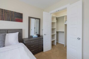 3 makuuhuonetta, silitysrauta/-lauta, Wi-Fi, vuodevaatteet